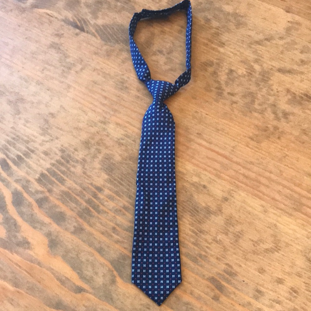 Craft Flow boys pre-tied tie with Velcro neck straps. In good condition